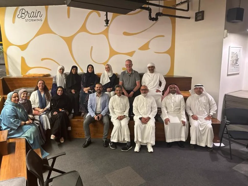 د. سعيد مع مجموعة من المشاركين في لقاء تدريبي